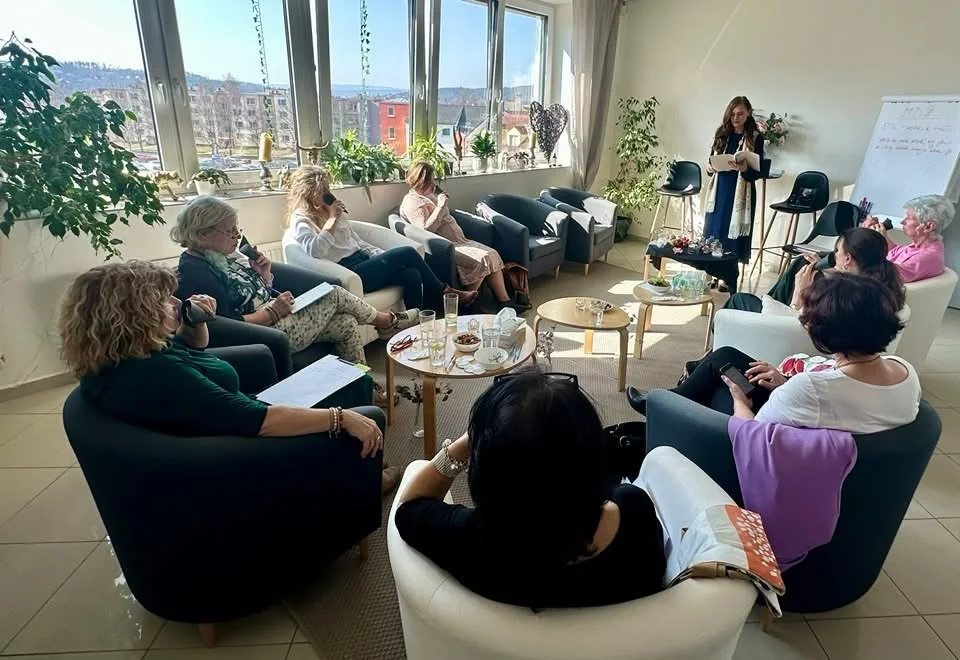Skupina lidí při společném smyslovém setkání