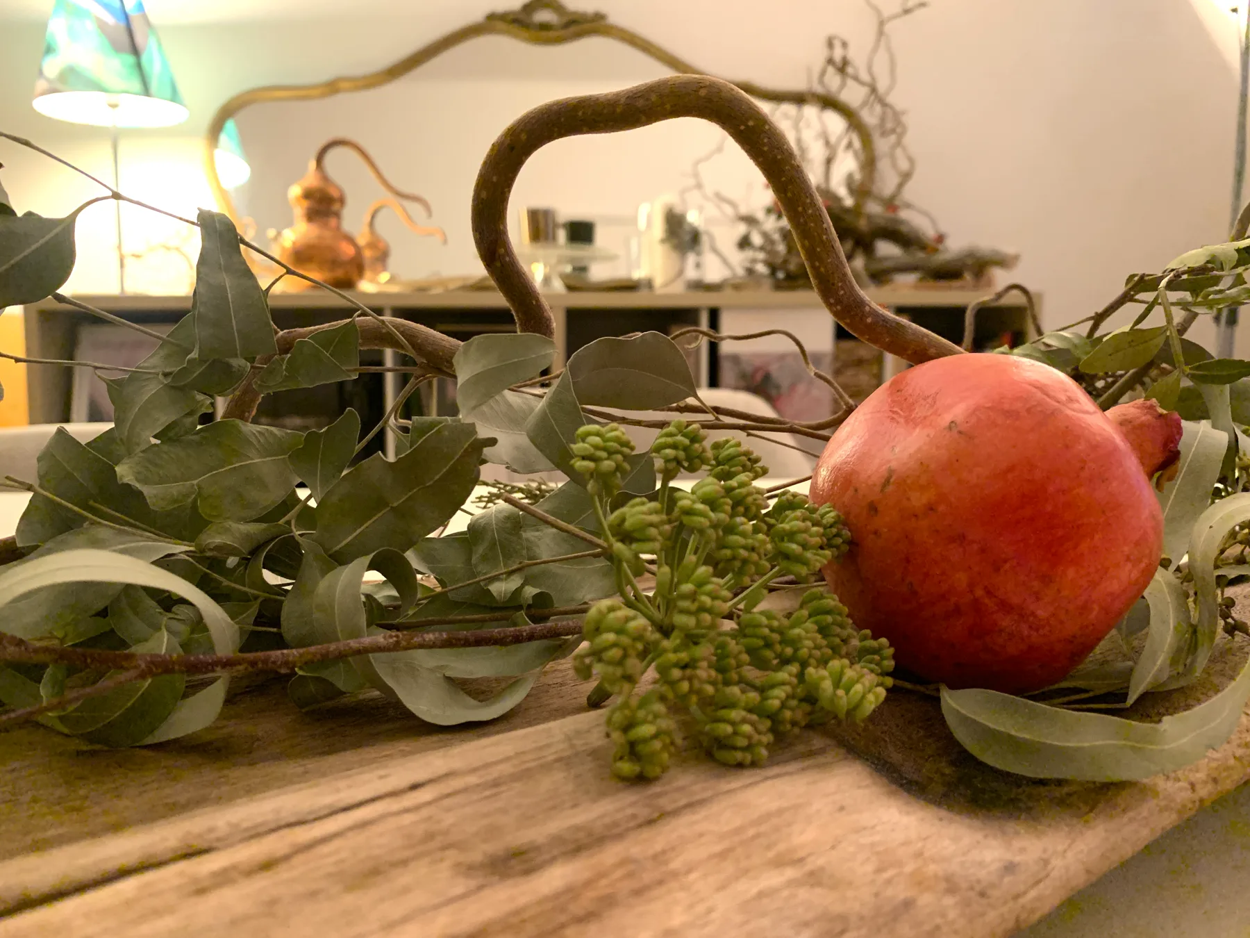 Botanická instalace s granátovým jablkem v salonu Herba Sacra